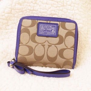 COACH • Adorable Zip Around Wallet Wristlet